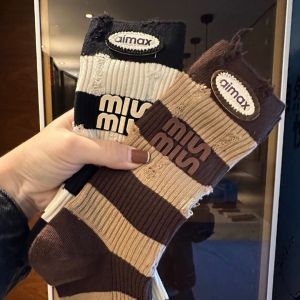 ถุงเท้าสั้นผู้หญิงลายทางสีน้ำตาลฤดูใบไม้ร่วง/ฤดูหนาว ถุงเท้าสั้นผู้หญิงสไตล์ญี่ปุ่น ถุงเท้าสั้นลายตัวอักษรสไตล์ย้อนยุคแบบลำลองสำหรับใส่กลางแจ้ง