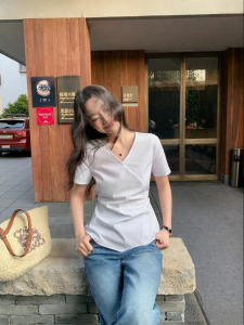 ALOHA LU | Áo Sơ Mi Ôm Body Cổ V Đắp Ly Không Đều Tay Ngắn Màu Trắng