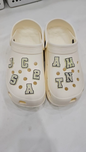 Charm chữ cái gắn dép huỳnh quang phát sáng trong đêm sticker gắn dép dép sục