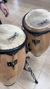 Vivid กลองทอมบ้าไม้ 10"-11" Tomba Wood Drum รุ่น LCS100 สีไม้ อะไหล่สีดำ พร้อมขาตั้ง
