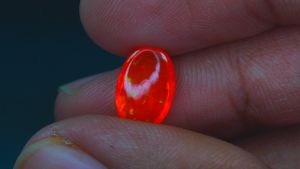 พลอยโอปอลสีส้มทรงคาโบชอง ขนาด 2.26 กะรัต อัญมณีเอธิโอเปียธรรมชาติ 100%