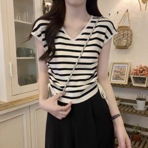 เสื้อยืดคอกลมแขนสั้นผ้าถักสไตล์เกาหลีสำหรับผู้หญิงในฤดูร้อน ทรงเข้ารูป ดีไซน์เก๋ไก๋ ทรงเข้ารูป แขนสั้น เสื้อยืดคอกลม