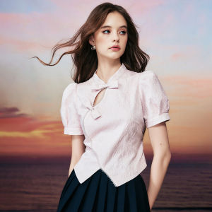 TAMMY TANGS | เสื้อเชิ้ตผู้หญิงแขนสั้นทรงเข้ารูปสไตล์จีนใหม่ ลายดอกไม้ ปักลาย ทรงเข้ารูป แขนพอง คอตั้ง สีสันสดใส ฤดูร้อน 2024