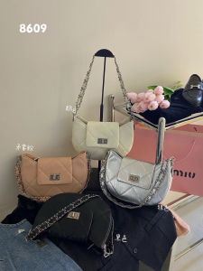 Versatile White SmallD Underarm Bag Womens Crossbody Shoulder Bag Leather Handbag Stylish Chain Design for Daily Use