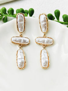 Fashionable Exaggerated Earrings Vintage Womens Design Sensation Luxury Lightweight Alloy Gemstone Ear Studs C379