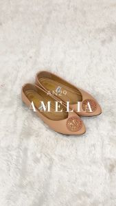 Andas Andis - Sepatu Flatshoes Wanita Flat Shoes Pansus Kerja Amelia\\n\\n Apa itu Sepatu Flatshoes?\\nSepatu flatshoes adalah sepatu yang tidak memiliki hak atau sol yang tinggi, sehingga membuatnya menjadi sepatu yang sangat nyaman untuk dikenakan dalam berbagai situasi. Sepatu flatshoes biasanya terdiri dari berbagai jenis, seperti sepatu casual, sepatu kerja, dan sepatu olahraga.\\n\\n Sejarah Sepatu Flatshoes\\nSepatu flatshoes telah ada sejak zaman Romawi kuno, dimana sepatu datar digunakan oleh orang-orang sebagai alas kaki sehari-hari. Namun, sepatu flatshoes modern mulai populer pada tahun 1920-an, ketika wanita mulai memakai sepatu tanpa hak sebagai simbol kemerdekaan dan kenyamanan.\\n\\n Fungsi Sepatu Flatshoes\\nSepatu flatshoes memiliki berbagai fungsi, terutama dalam hal kenyamanan dan gaya. Sepatu flatshoes sangat cocok digunakan untuk aktivitas sehari-hari, seperti bekerja, berolahraga, atau sekedar jalan-jalan. Sepatu flatshoes juga tersedia dalam berbagai desain dan warna, sehingga dapat disesuaikan dengan gaya pribadi.\\n\\n Manfaat Sepatu Flatshoes Wanita\\nSepatu flatshoes wanita memiliki banyak manfaat, mulai dari kenyamanan hingga gaya.\\n\\n Kenyamanan Sepatu Flatshoes Wanita\\nSepatu flatshoes wanita dirancang untuk memberikan kenyamanan maksimal kepada pemakainya. Sepatu ini tidak memiliki hak atau sol yang tinggi, sehingga membuatnya menjadi sepatu yang sangat nyaman untuk dikenakan dalam waktu yang lama. Selain itu, sepatu flatshoes wanita juga tersedia dalam berbagai ukuran dan bentuk kaki, sehingga dapat disesuaikan dengan kebutuhan setiap individu.\\n\\n Desain Modern Sepatu Flatshoes Wanita\\nSepatu flatshoes wanita juga tersedia dalam berbagai desain modern yang dapat menambah kecantikan dan gaya penampilan. Desain modern sepatu flatshoes wanita dapat mencakup berbagai elemen seperti warna yang cerah, motif yang unik, dan material yang berkualitas tinggi.\\n\\n Tips Memilih Sepatu Flatshoes Wanita\\nBerikut adalah beberapa tips untuk memilih sepatu flatshoes wanita yang tepat:\\n\\n Ukuran dan Bentuk Kaki\\nPenting untuk memilih sepatu flatshoes wanita yang sesuai dengan ukuran dan bentuk kaki Anda. Sebelum membeli sepatu, pastikan untuk mencobanya terlebih dahulu dan memastikan bahwa sepatu tersebut nyaman untuk dikenakan dalam waktu yang lama.\\n\\n Bahan Sepatu Flatshoes Wanita\\nPilihlah sepatu flatshoes wanita yang terbuat dari bahan berkualitas tinggi. Bahan yang baik akan membuat sepatu lebih awet dan nyaman untuk dikenakan dalam waktu yang lama.\\n\\n Perawatan Sepatu Flatshoes Wanita\\nBerikut adalah beberapa tips untuk merawat sepatu flatshoes wanita:\\n\\n Membersihkan Sepatu Flatshoes Wanita\\nPastikan untuk membersihkan sepatu flatshoes wanita secara rutin untuk menjaga kebersihan dan kualitas sepatu. Gunakan pembersih yang sesuai dengan jenis bahan sepatu dan ikuti petunjuk pemakaian yang diberikan oleh produsen.\\n\\n Menyimpan Sepatu Flatshoes Wanita\\nSimpanlah sepatu flatshoes wanita di tempat yang kering dan aman. Hindari menyimpan sepatu di tempat yang lembab atau terkena sinar matahari langsung, karena hal ini dapat merusak kualitas sepatu.\\n\\nKini, Anda telah mengetahui lebih banyak tentang sepatu flatshoes wanita, manfaatnya, cara memilih sepatu yang tepat, dan bagaimana merawat sepatu tersebut. Jadi, jangan ragu untuk mencoba sepatu flatshoes wanita dan merasakan kenyamanannya sendiri!\n}