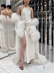 เรียบหรู อะซิเตทแขนยาว ผ้าซาติน คอแขวน ชุดราตรี ด้วยขนนกกระจอกเทศเดรปความยาวพื้นงานแต่งงาน เดรส สําหรับผู้หญิง