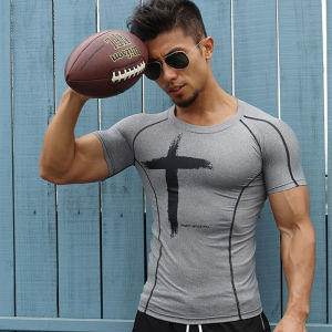 Quick Dry ระบายอากาศได้ดี เสื้อยืดกีฬาผู้ชายคอกลมแขนสั้นเสื้อรัดกล้ามเนื้อ ยืดได้ ลำลอง เสื้อผ้าออกกําลังกาย โพลีเอสเตอร์ ผ้า