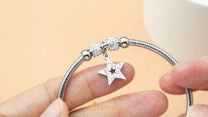 555jewelry กำไลข้อมือสแตนเลส สตีล ห้อยด้วยจี้รูปดาว ประดับด้วยเพชร CZ ดีไซน์สวย รุ่น MNC-BR632 - กำไลข้อมือสแตนเลส กำไลข้อมือผู้หญิง กำไลข้อมือแฟชั่น (BR8)