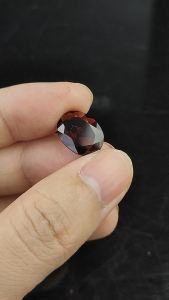 พลอยโกเมนจันทบุรี (Garnet) รูปทรงไข่ สีแดงสด น้ำหนัก 8.23 กะรัต พลอยแท้จากบ่อจังหวัดจันทบุรี