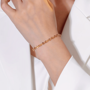 2024 New Womens Titanium Steel Bracelet with All-Over Stars Design 18K Gold Friend Chain Simple Korean Style Fashion Jewelry