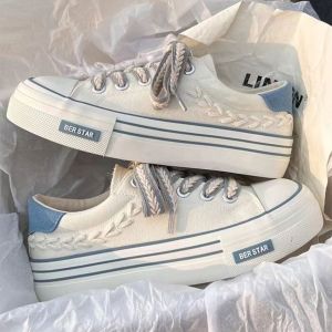 รองเท้าผ้าใบพื้นหนารุ่นฤดูร้อนสำหรับผู้หญิงรองเท้าสไตล์ฮ่องกงชิคๆแมทช์ลุคง่ายรองเท้าสีขาวออกแบบพิเศษสำหรับผู้กลุ่มน้อยรองเท้าบอร์ดสีดำ