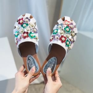 รองเท้าส้นเตี้ยแฟชั่นฤดูร้อนของผู้หญิงประดับมุกแบบใหม่กลวงหัว