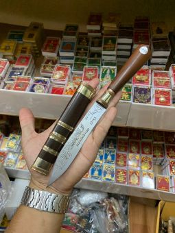 รูปจากผู้ขายบน Lazada: มีดหมอหลวงพ่อกวยชุตินธโร วัดบ้านแค จ.ชัยนาท ยาวรวมด้าม 9 นิ้ว สุดยอดวิชาที่ท่านเรียนจากหลวงพ่อเดิม ตั้งราคา ฿690 ขายแล้ว 12 ชิ้น