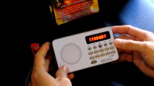 L938 วิทยุพกพา LINE ฟัง FM เสียบแฟลช ไม่มีธรรมชาติ/ไม่มีเพลงในเครื่อง ตัวเครื่องสีขาว