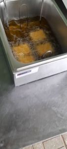 Bếp Chiên Nhúng Sunny 6 Lít Công Suất 2500W Loại Dày: Bếp chiên nhúng ngập dầu gà rán viên chiên xúc xich. Chất liệu Inox 304 Bảo hành 12 tháng.