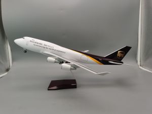 Toy planes UPS Cargo Aircraft 47CM 1:150 Scale 747 Boeing Model Aircraft LED Light Die-casting Machine Collected As A Gift By