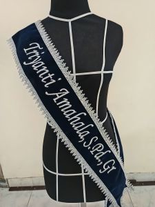 Selempang Wisuda Bordir kain Beludru RENDA free costum Nama