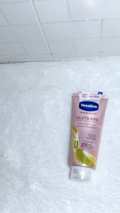 [SG In Stock]Vaseline Whitening Body Lotion Gluta-Hya Serum  Lotion Pro-Age Restore Body Lotion Skin 330ml