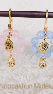 พวงกุญแจหินมงคลประจำวันเกิด จี้โอม+ถุงทอง เสริมโชคลาภ ความรัก การเงิน