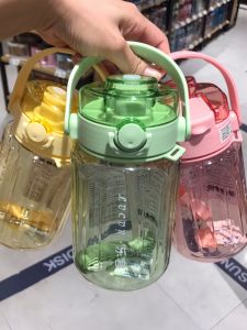 ถ้วยอวกาศกีฬาเสริมฟิตเนส ความจุขนาดใหญ่ ทนต่อความร้อน ดื่มตรง กับถ้วยดื่มด้วยตะกร้อ ที่พกพาได้สำหรับกลางแจ้ง วัสดุ PC