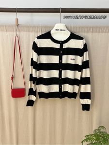 เสื้อสเวตเตอร์ถักคอวีผ้าขนสัตว์สตรี ทรงหลวม แขนยาว ปกติ กระดุมเดียว ลายทาง ปักลาย ฤดูใบไม้ร่วง 2024