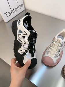 Selipar linen wanita rumah musim panas ini adalah pilihan yang tepat untuk Anda yang mencari kenyamanan dan gaya dalam satu produk. Dibuat dari bahan linen yang ringan dan menyerap keringat sehingga memberikan kenyamanan pada kaki Anda. Selain itu selip