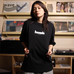 HEADS - Pitch Logo Tee Black | Kaos Graphic Lengan Pendek Pria/Wanita Heavyweight Boxy Fit 16s