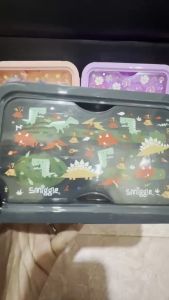 Set Kotak Makan Anak Smiggle Teeny Tiny Tema Kartun dengan Lunch Bag & BPA Free 850ML - Warna Biru/Abu-Abu/Merah/Arang