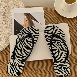 รองเท้าแตะชายหาดลายทางม้าลายแฟชั่นสำหรับคู่รัก รองเท้าแตะแบบสวมพื้นแบนสำหรับกลางแจ้งในช่วงฤดูร้อน รองเท้าแตะพื้นแบนแบบสวมสำหรับชายหาด