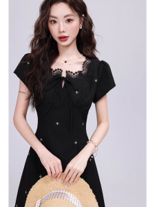 ชุดเดรสทรงเอเอวสูงพิมพ์ลายดอกไม้สไตล์ฝรั่งเศสย้อนยุค สีดำ ฤดูร้อน 2025 เส้นใยโพลีเอสเตอร์ กระโปรงทรงเอ ชุดเดรสยาวคลุมเข่า