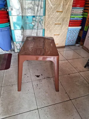 Bàn nhựa màu nâu