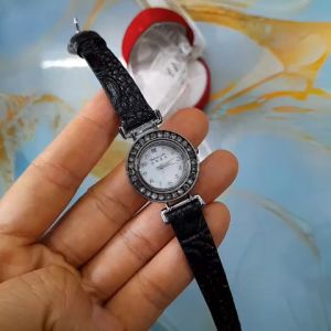 Đồng hồ nữ GRÈS dây da second hand si nhât đã qua sử dụng