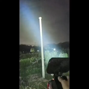 Đèn Pha Led 35 Bóng Gắn Pin Siêu Sáng Chân Cắm 4 Cm Có Tay Cầu 2 Cổng Sạc USB Công Tắc 2 Chế Độ