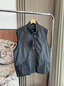 เสื้อกั๊กคอตั้งบางระบายอากาศได้ดีสำหรับผู้ชายในช่วงฤดูใบไม้ผลิและฤดูร้อน ทรงหลวม สไตล์ลำลอง ระบายอากาศได้ดี สำหรับกลางแจ้ง