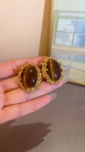 Mediaeval Vintage Imitation Tiger Eye Stone Clip Earrings Luxury Womens Coffee Plated Lace Oval Ear Cuff Jewelry Banquet K1