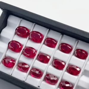 ห้องแล็บรูปร่างรูปวงรีปลูกทับทิมธรรมชาติสีแดงสีแดงสังเคราะห์โครันตัมหินหลวม ๆ ที่มีการรวมที่มองเห็นได้เครื่องประดับเครื่องประดับ DIY
