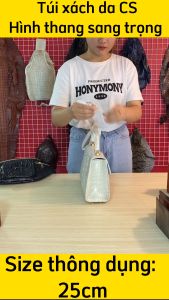 Túi xách cá sấu Nữ có quai đeo. Thiết kế hình thang siêu dễ thương!