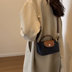 สุภาพสตรีสีทึบกระเป๋าสะพายลําลอง แบบพกพาซิป ถุงเกี๊ยวสาย คล้องไหล่ สายปรับ สาวๆ