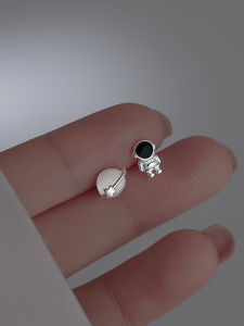 S925 Sterling Silver Jeweleries Niche Style Design Ear Studs Earrings Female Asymmetric Opal Astronaut Accessible Luxury Design Fancy
