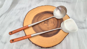 ตะหลิวสแตนเลส กระบวยสแตนเลส ตะหลิวสแตนเลสด้านไม้ ชุดเครื่องครัว สแตนเลสเกรด 304 อย่างดี