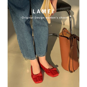 รองเท้าส้นแบนผ้าซาตินสไตล์ฝรั่งเศสสำหรับผู้หญิง ฤดูร้อน 2025 รองเท้าแต่งงานสีแดงปักสไตล์จีนใหม่ รองเท้าสวมสบาย รองเท้าผ้าใบ