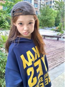 โอเวอร์ไซส์ เสื้อฮู้ด ผู้หญิง Loose Fit ผ้าฝ้าย เรียงราย ผ้าขนแกะ เสื้อสวม แขนยาว ลายพิมพ์ตัวอักษร มีฮู้ด สตรีทสไตล์ เสื้อแจ๊กเก็ตลําลอง