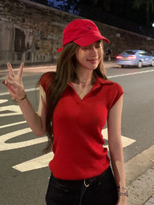 YUEZHONGWEI | เสื้อยืดคอโปโลแขนสั้นผ้าไหมน้ำแข็งสีแดงสไตล์ฝรั่งเศสสำหรับผู้หญิงในช่วงฤดูร้อน เสื้อแขนสั้นทรงสลิมฟิต เสื้อผ้าทำงานสไตล์เกาหลี