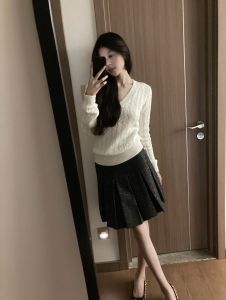 เสื้อสเวตเตอร์ถักคอวีสไตล์เกาหลีสำหรับผู้หญิง ทรงสลิมฟิต ทรงเข้ารูป แฟชั่นฤดูใบไม้ร่วง แขนยาว สีพื้น