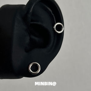 ต่างหูเงินไททาเนียมทรงเรขาคณิตแบบเปิดสำหรับทั้งชายและหญิง เครื่องประดับหูที่ระบายอากาศได้ดี เครื่องประดับหูแบบไฮเอนด์ที่ไม่แพ้