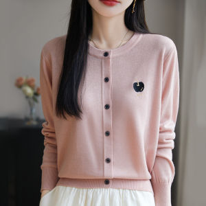 เสื้อคาร์ดิแกนถักคอปีกคอกลมทรงหลวมสไตล์ฤดูใบไม้ผลิและฤดูร้อนสำหรับผู้หญิง ผ้าขนสัตว์ทอแบบดีไซน์ปักลายแอปเปิ้ล