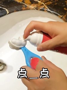 แปรงสีฟันเด็ก แปรงสีฟันตัวยู แปรงสีฟันโค้ง 2-12 ปี แปรงสีฟันแบบซิลิ แปรงสีฟันสำหรับเด็กอายุ แปรงสีฟันเด็กรูปตัวย แปรงสีฟันตัวยู วัสดุซิลิโคนขนนุ่ม  ทำให้การแปรงฟันเป็นเรื่องงง่าย ไม่เจ็บปาก  ด้านข้าง 40 องศา ด้านล่าง 90 องศา