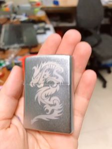 BẬT LỬA ZIPPO MẪU RỒNG LOẠI NHÁM BẠC SATIN