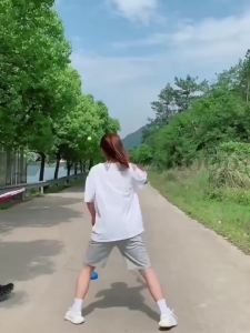 VM.ชุดเด็ก เทรนเนอร์เทนนิส สิ่งประดิษฐ์ฝึกตนเองแบบเล่นคนเดียวพร้อมการเด้งกลับ ชุดเด็กไม้เทนนิสสำหรับผู้เริ่มต้น